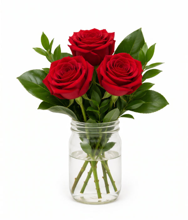 Composition florale de roses en mason jar