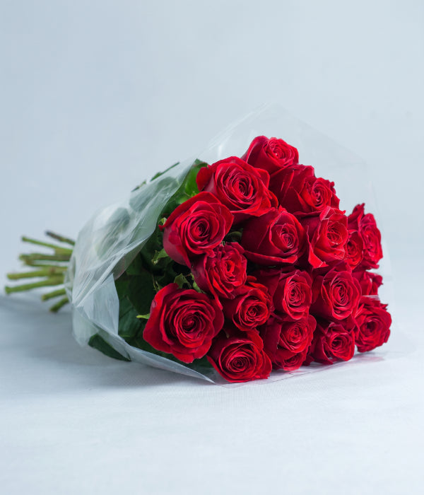 Composition de 24 roses cramoisies