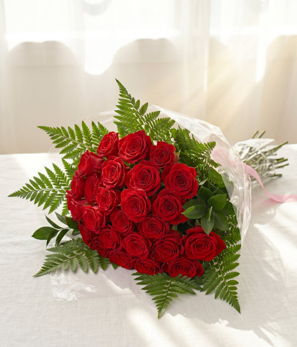 Prime de 18 roses rubis à longues tiges