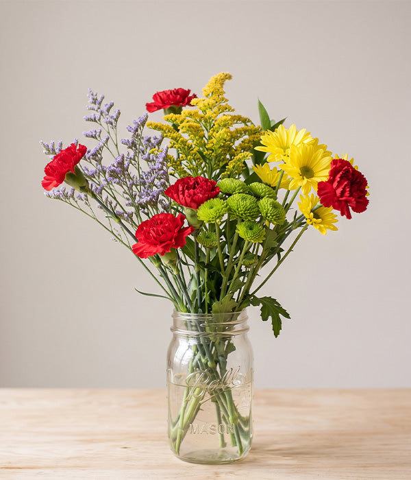 Joie éclatante dans une composition florale en bocal