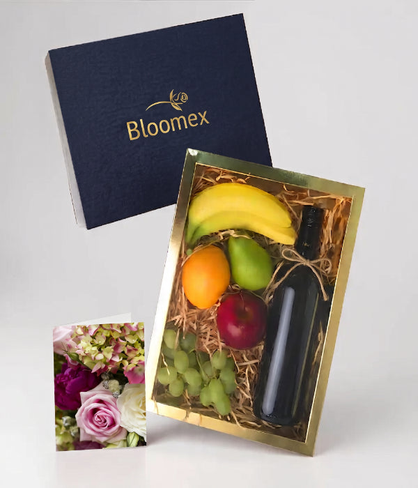 Panier gourmand de fruits et de vin rouge profond